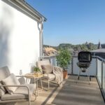 Balkon mit Burgblick (Photo AI-generated)